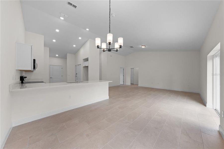 Spacious, unfurnished interior of a new home in , Yeehaw Junction (Image 28).