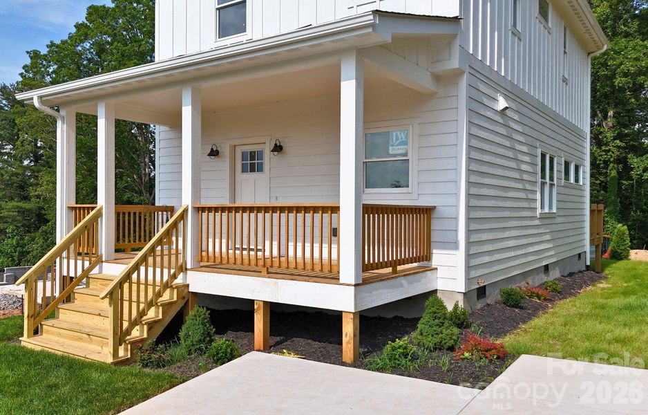 Covered front porch to enjoy the neighborhood and views Covered front porch to enjoy the neighborhood and views