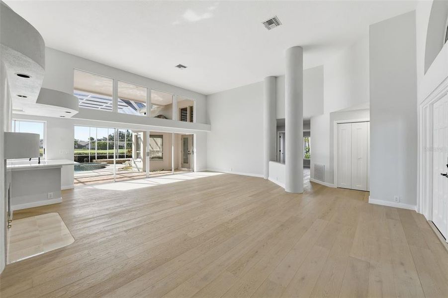 Spacious, unfurnished interior of a new home in , Sarasota (Image 14).