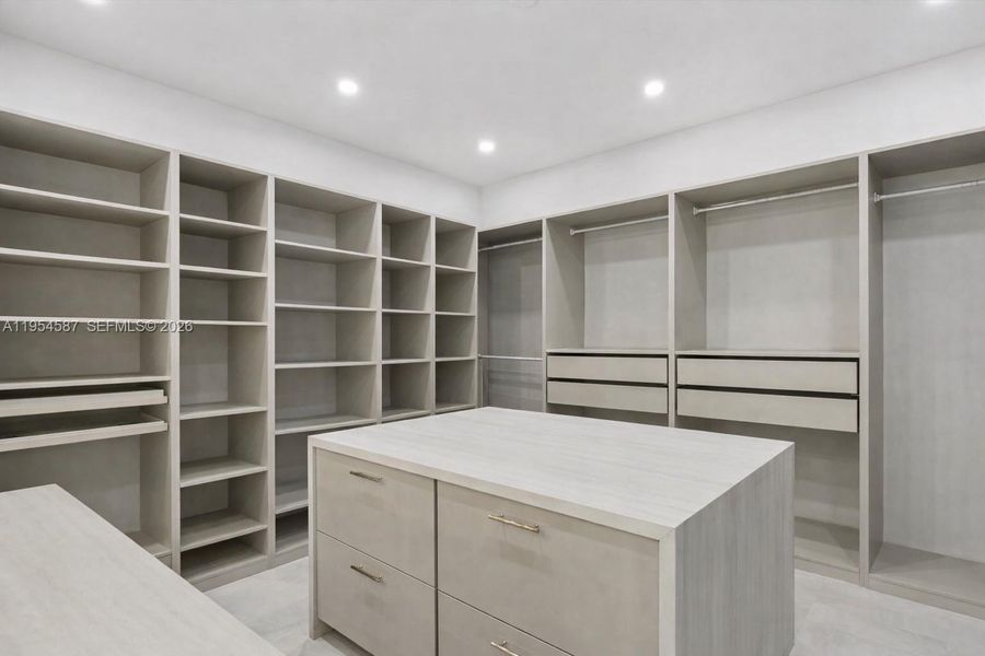 Walk In Closet (hers)