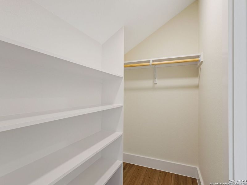 Spacious, unfurnished interior of a new home in , La Vernia (Image 21).