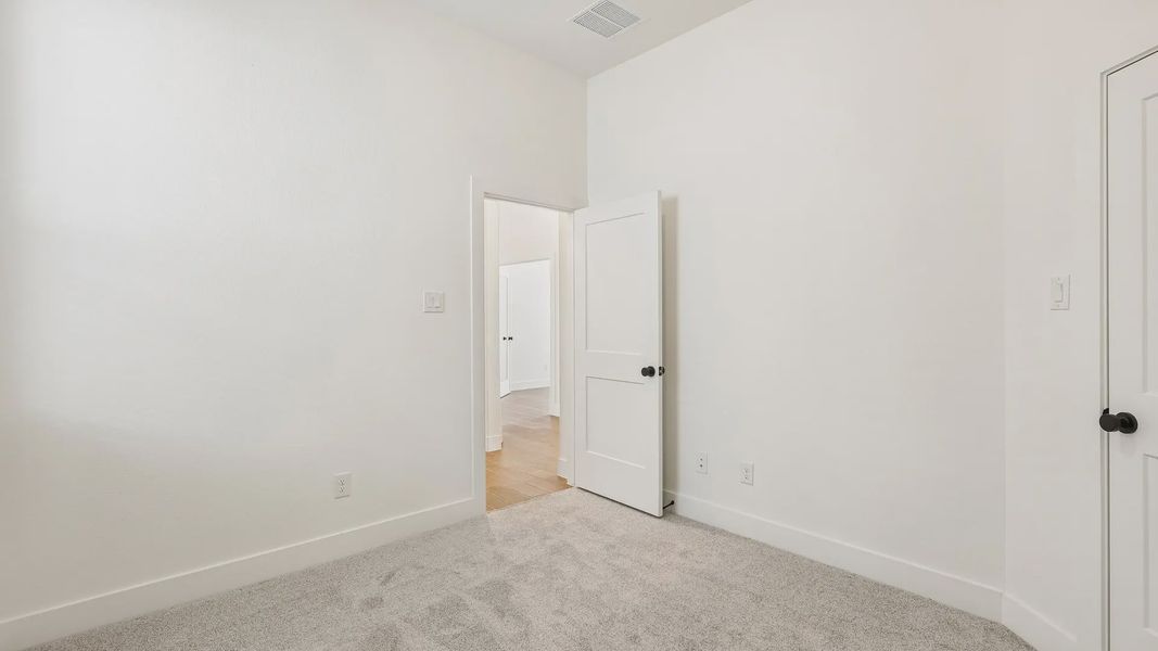 Spacious, unfurnished interior of a new home in Evergreen 40s, Conroe (Image 28).