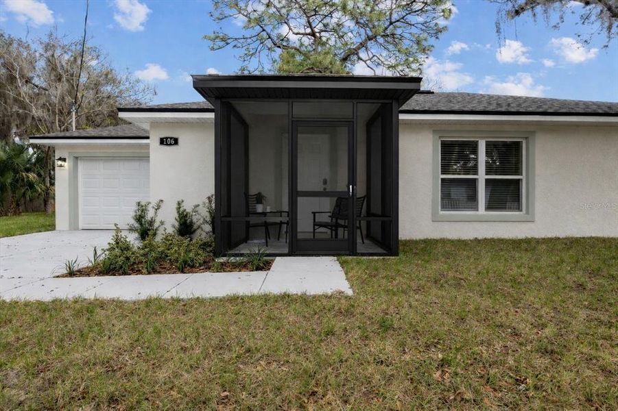 Exterior details and patio area of a home in , Polk City (Image 3).