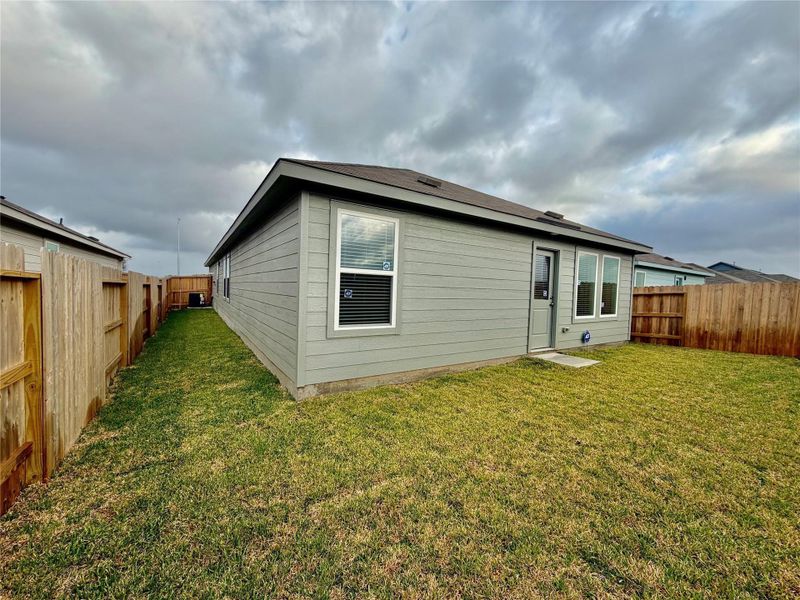 Exterior details and patio area of a home in Esperanza, Richmond (Image 14).