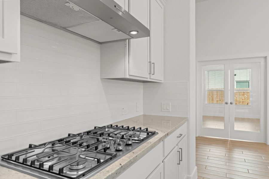 Built in stainless steel 5 burner gas range!  Notice the super exhaust vent for all your spicy cooking needs.