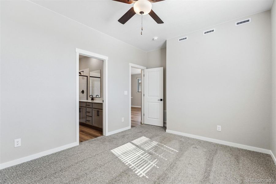 Spacious, unfurnished interior of a new home in Second Creek Farm, Commerce City (Image 8).