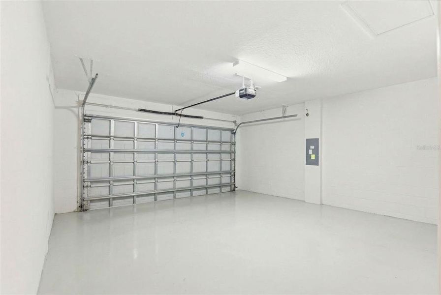 Spacious, unfurnished interior of a new home in , Lutz (Image 25).