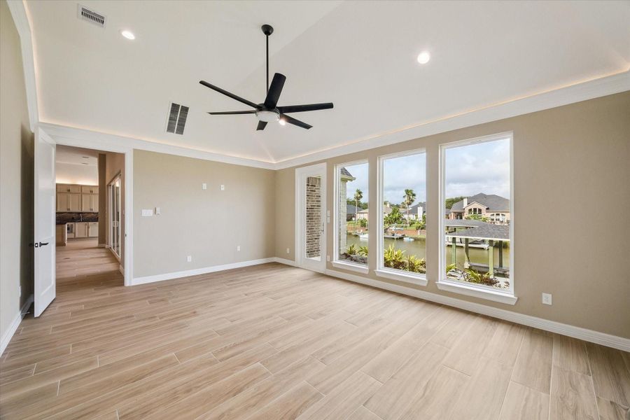 Spacious, unfurnished interior of a new home in , Kemah (Image 32).