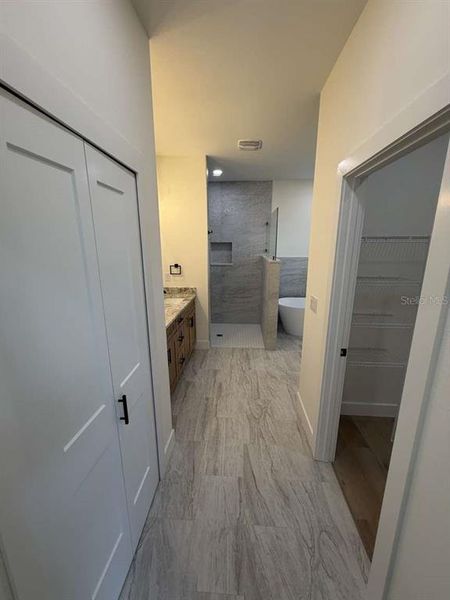 Spacious, unfurnished interior of a new home in , North Port (Image 22).