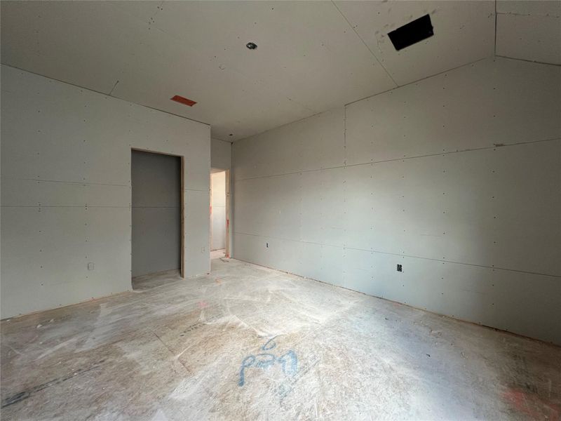 Spacious, unfurnished interior of a new home in Rolling Glen, Hutto (Image 20).