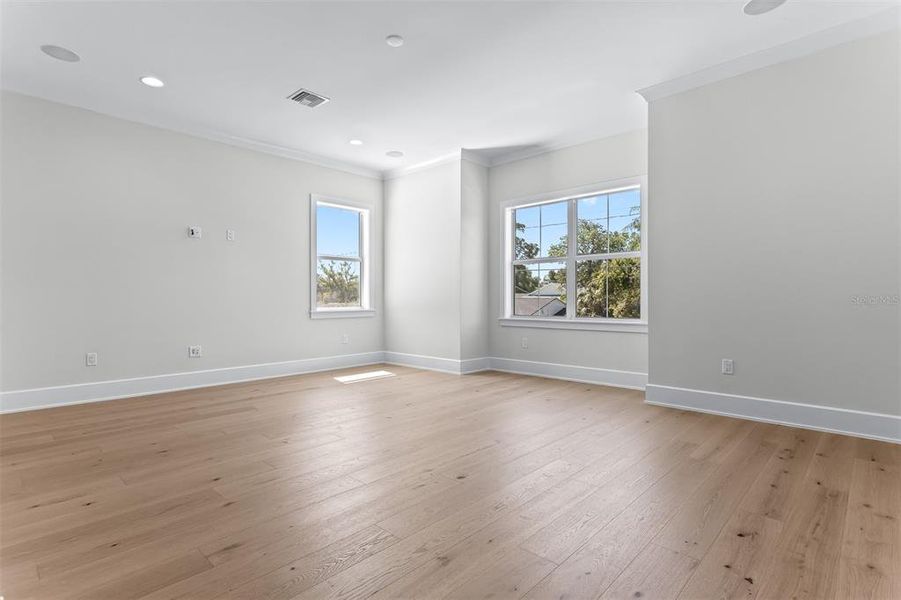 Spacious, unfurnished interior of a new home in , Tampa (Image 46).