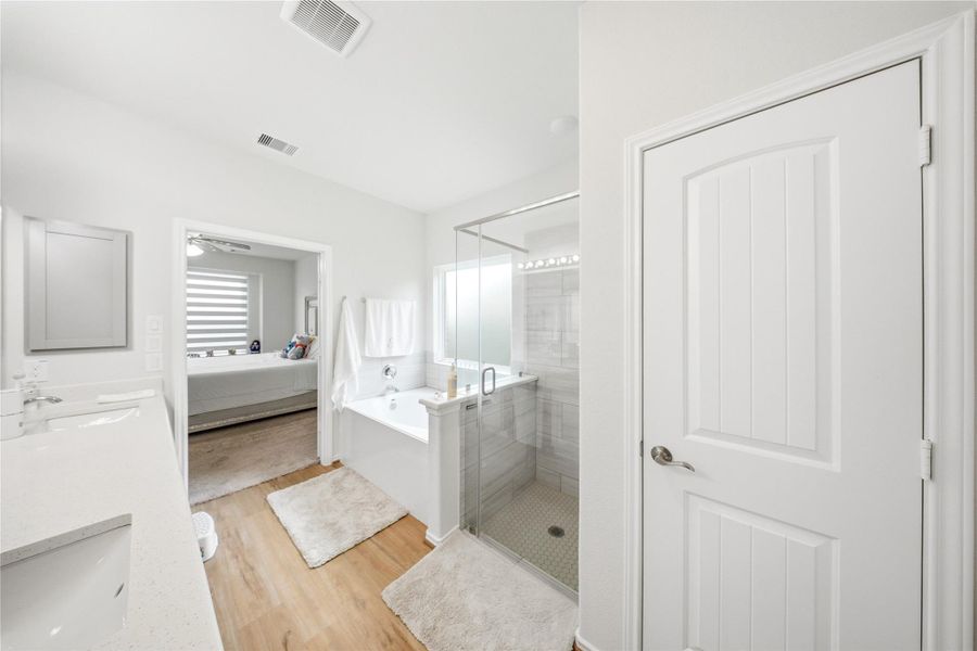 Furnished interior view inside a new home in Sierra Vista, Iowa Colony (Image 27).