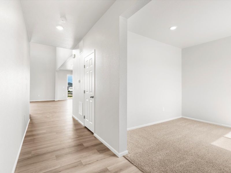 Spacious, unfurnished interior of a new home in Lake Bluff, Greeley (Image 11).