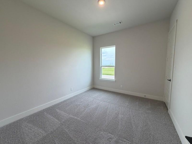 Spacious, unfurnished interior of a new home in Rocky Top, Krum (Image 13).