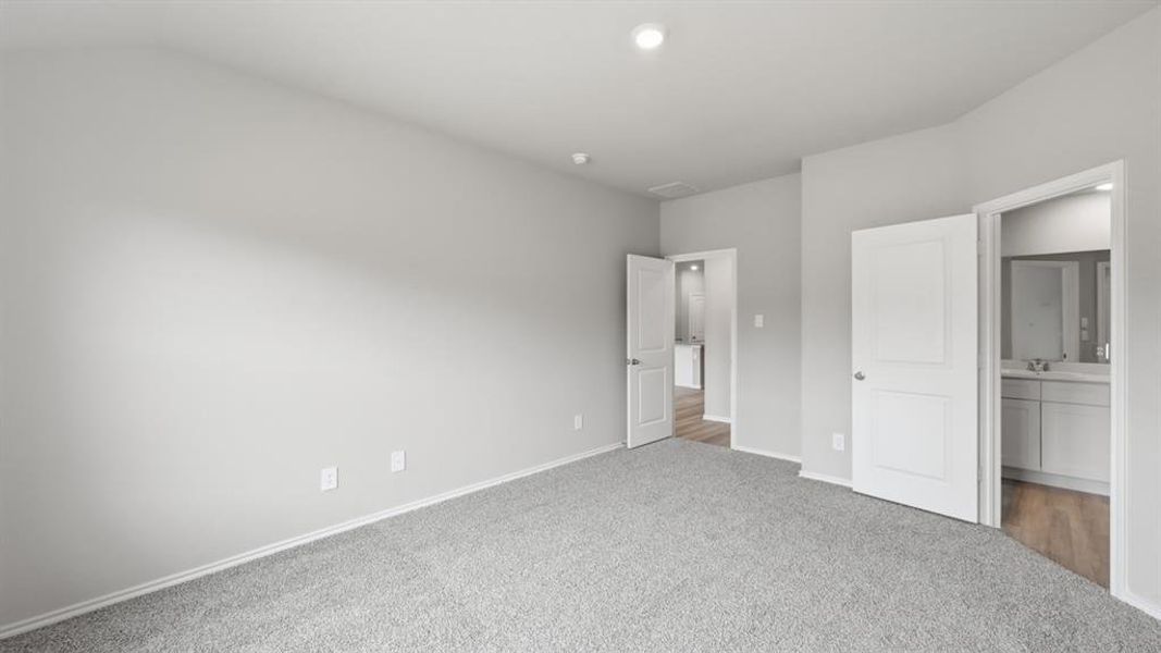 Spacious, unfurnished interior of a new home in Hickory Grove, Krum (Image 31).