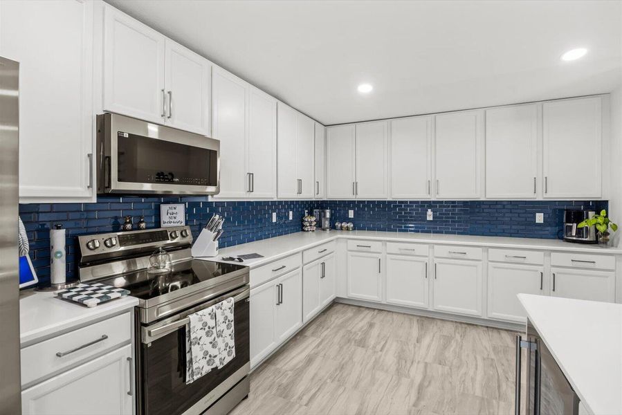 Modern Kitchen Profile Featuring 2025 Whirlpool Stainless Steel Appliances