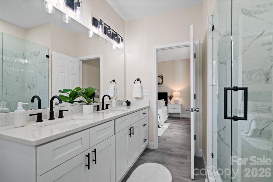 Full Bathroom on main