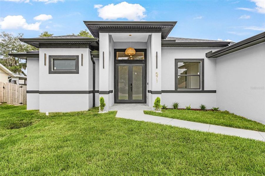 Exterior details and patio area of a home in , Port Charlotte (Image 3).