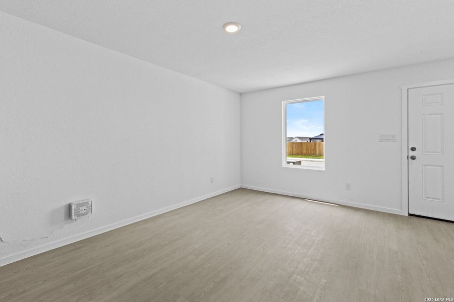 Spacious, unfurnished interior of a new home in Spring Grove, St. Hedwig (Image 12).