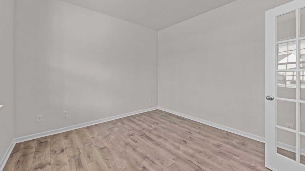 Spacious, unfurnished interior of a new home in East Ridge, Ayden (Image 9).