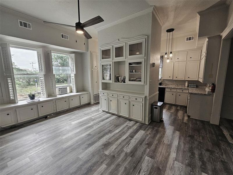 Furnished interior view inside a new home in , Groesbeck (Image 5).