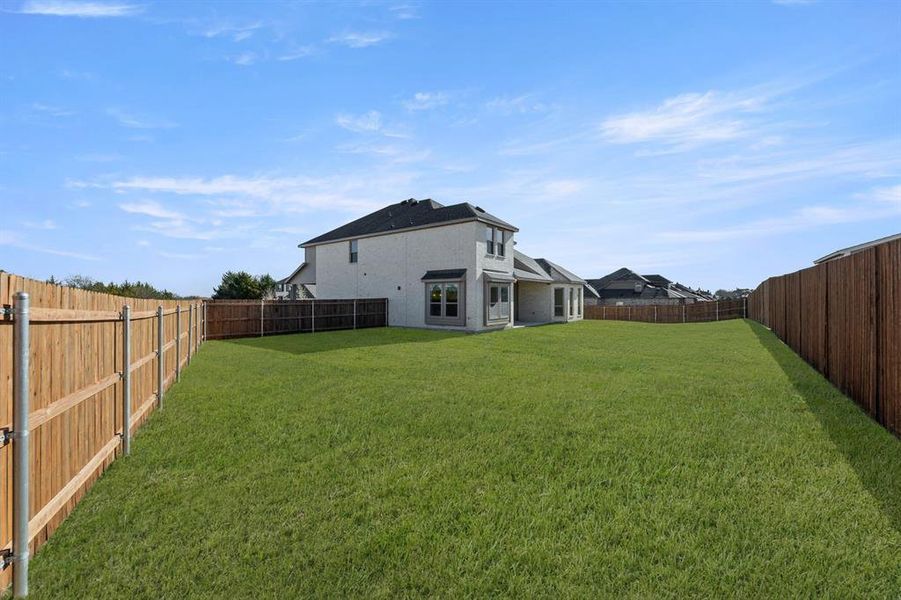 Exterior details and patio area of a home in Ridgepoint - Phase 1, Midlothian (Image 27).