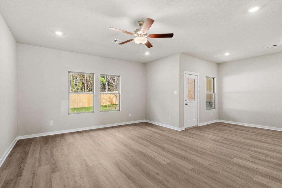 Spacious, unfurnished interior of a new home in , Conroe (Image 19).