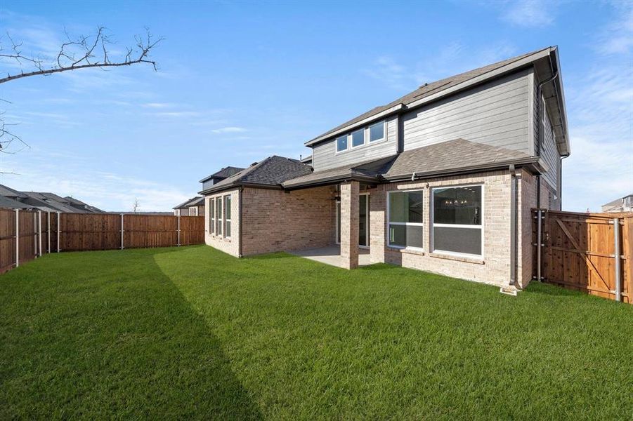 Exterior details and patio area of a home in Edgewood Creek, Celina (Image 3).