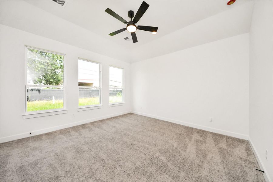 Spacious, unfurnished interior of a new home in , Hempstead (Image 20).