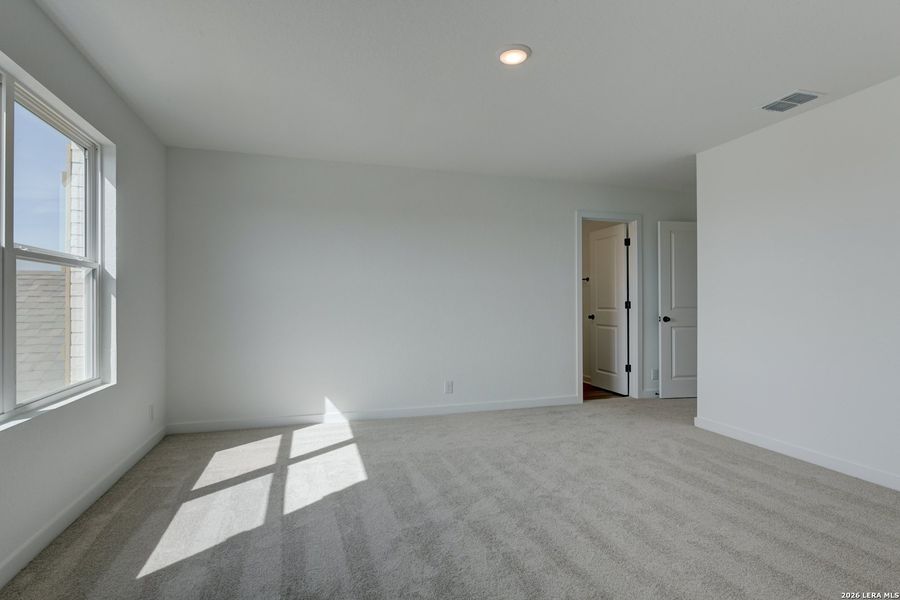 Spacious, unfurnished interior of a new home in Nopal Valley, San Antonio (Image 30).