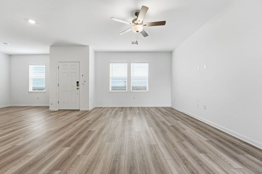 Spacious, unfurnished interior of a new home in Longview, Del Valle (Image 10).