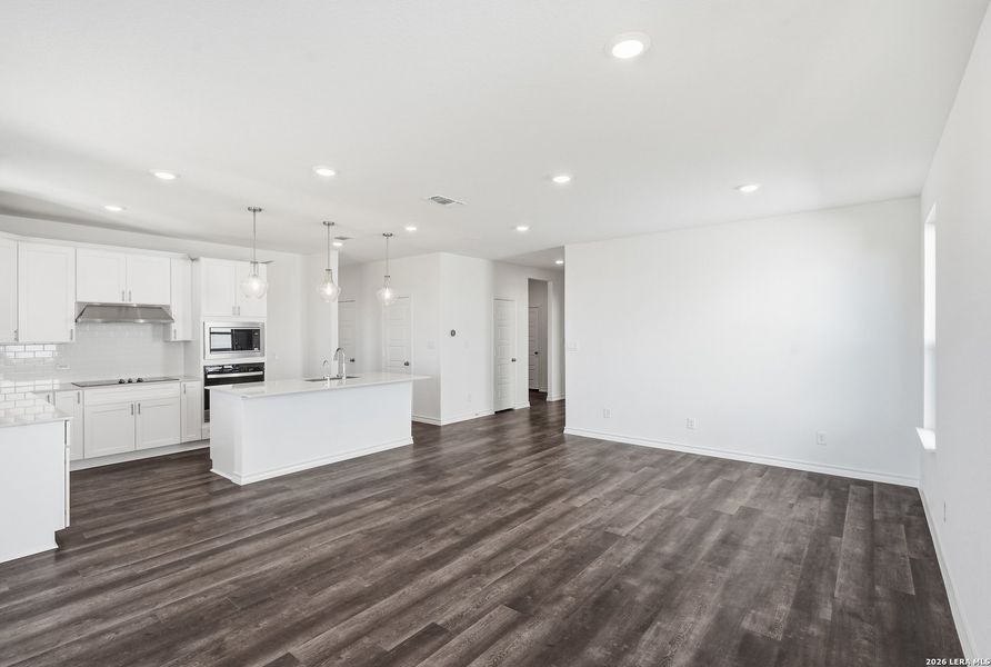 Spacious, unfurnished interior of a new home in Nopal Valley, San Antonio (Image 27).