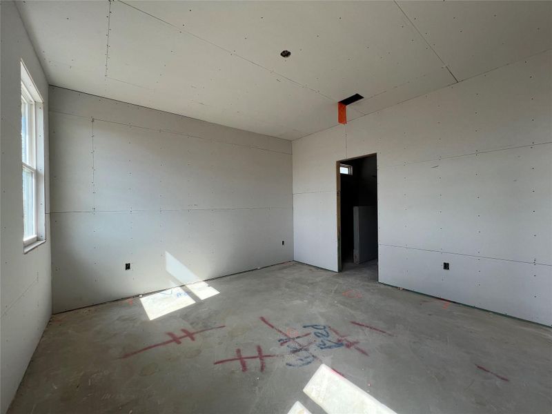 Spacious, unfurnished interior of a new home in Rolling Glen, Hutto (Image 24).