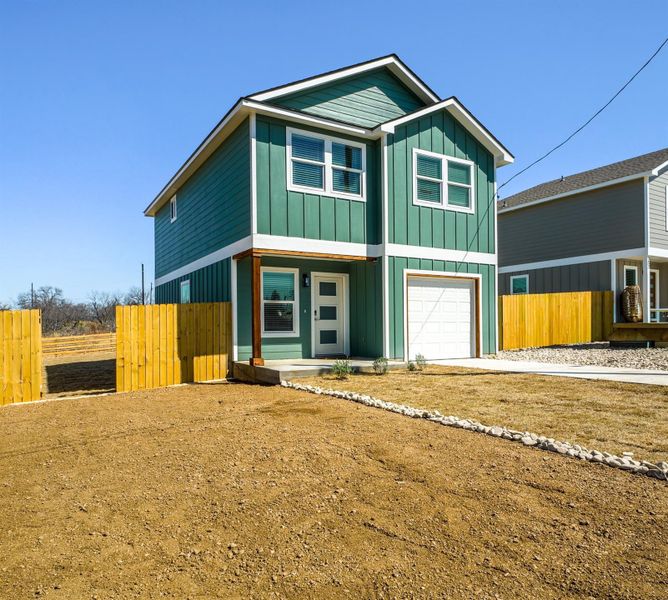 Exterior details and patio area of a home in , Granite Shoals (Image 3).