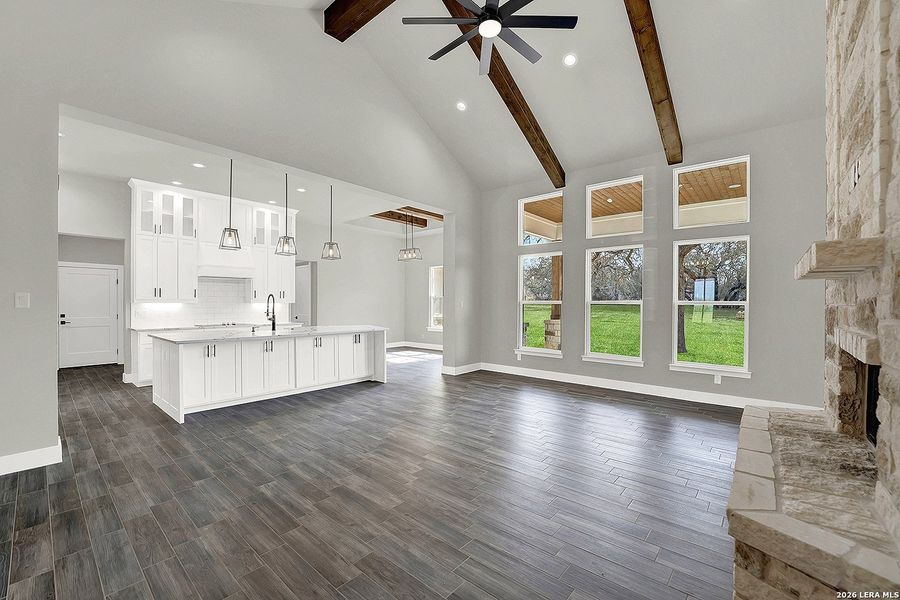 Spacious, unfurnished interior of a new home in , La Vernia (Image 31).