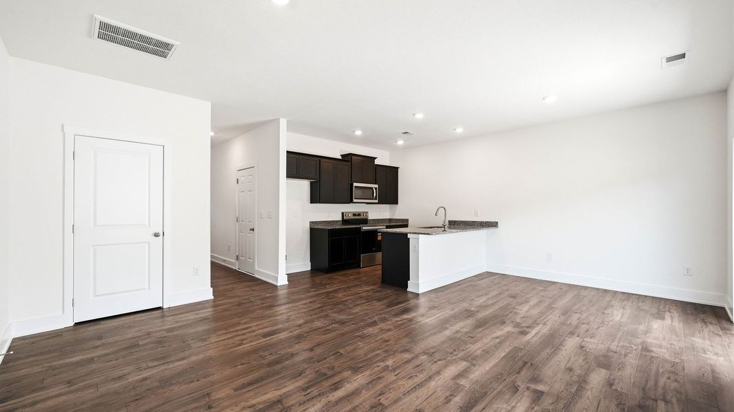 Spacious, unfurnished interior of a new home in Cherokee Crossing, Kodak (Image 10).