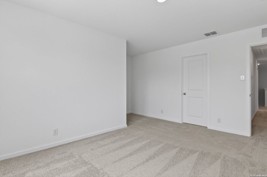 Spacious, unfurnished interior of a new home in Hennersby Hollow, San Antonio (Image 25).