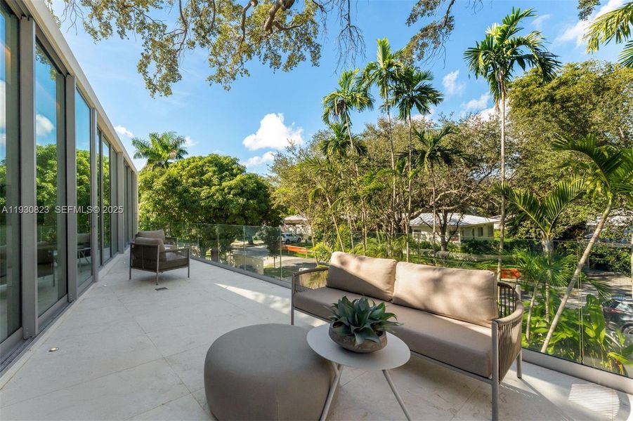 Exterior details and patio area of a home in , Miami (Image 32).