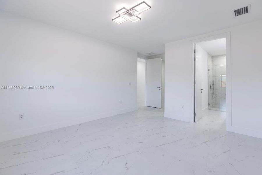 Spacious, unfurnished interior of a new home in , Cape Coral (Image 24).