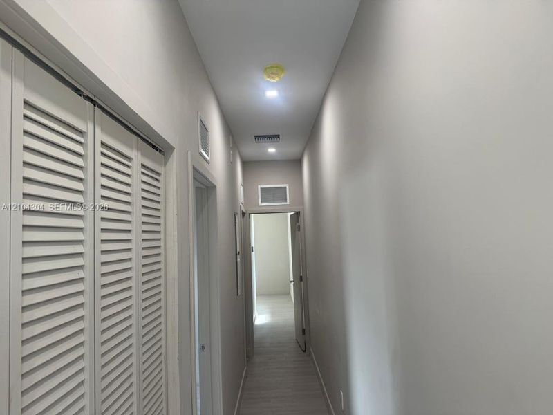 Spacious, unfurnished interior of a new home in , Fort Lauderdale (Image 22).