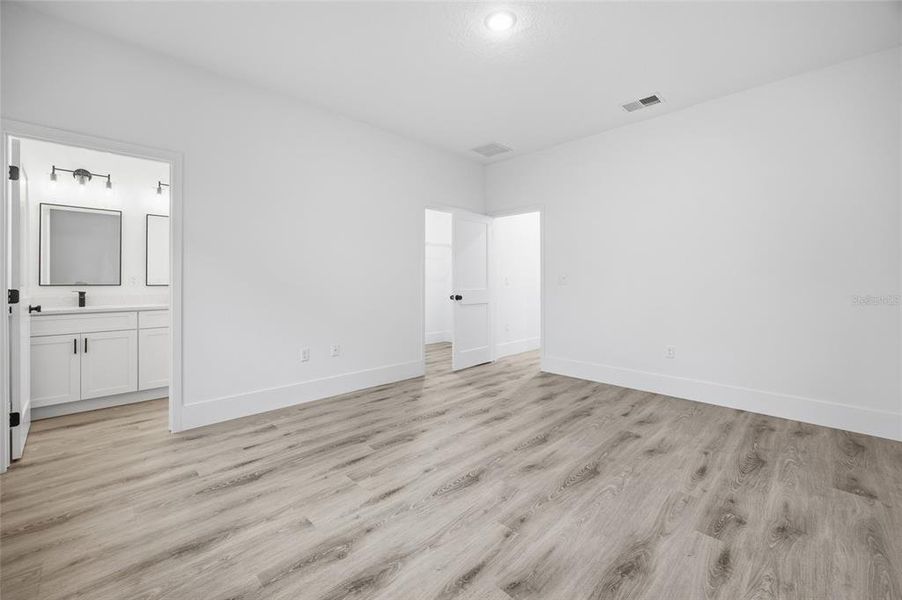 Spacious, unfurnished interior of a new home in , Citrus Springs (Image 24).