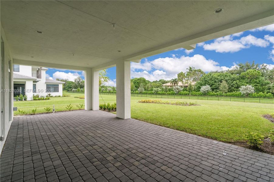 Exterior details and patio area of a home in , Davie (Image 4).
