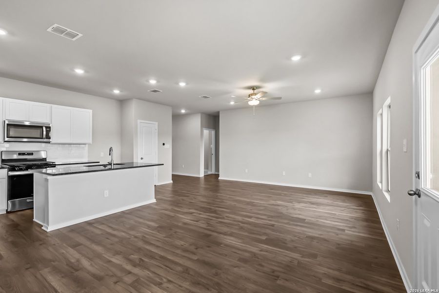 Spacious, unfurnished interior of a new home in Summerlin, San Antonio (Image 18).