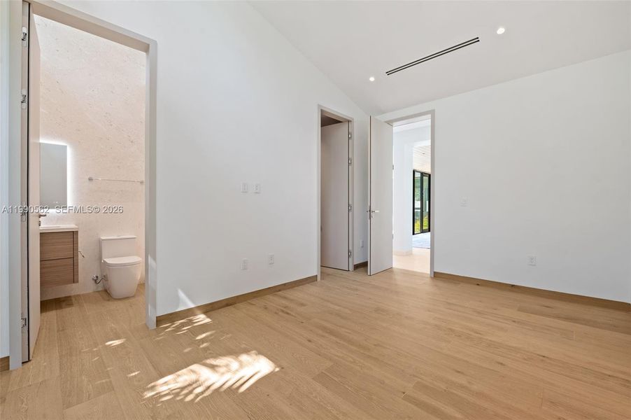 Spacious, unfurnished interior of a new home in , Coral Gables (Image 20).