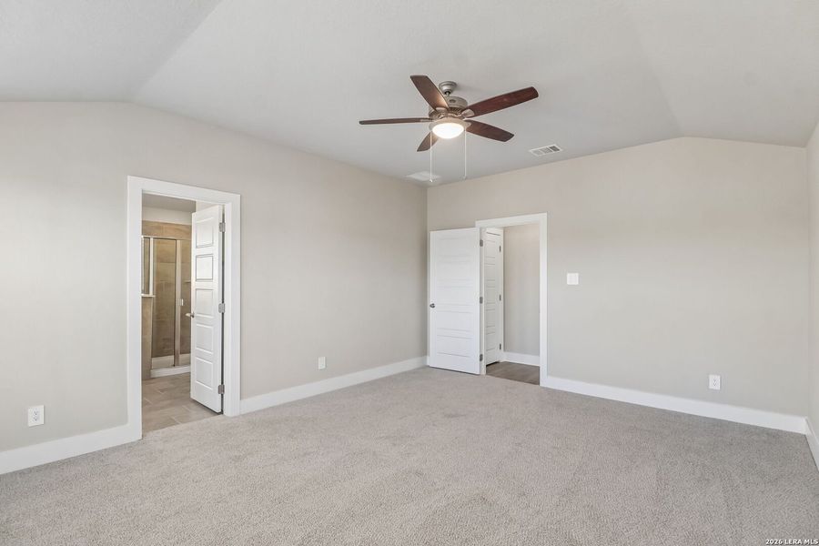 Spacious, unfurnished interior of a new home in Lark Canyon, New Braunfels (Image 20).