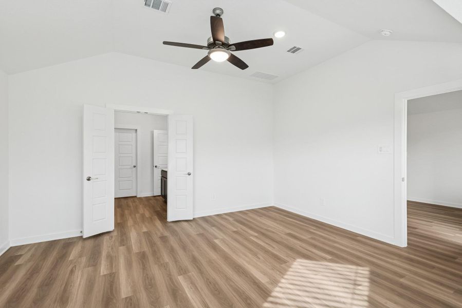 Spacious, unfurnished interior of a new home in Lone Star Landing, Montgomery (Image 31).