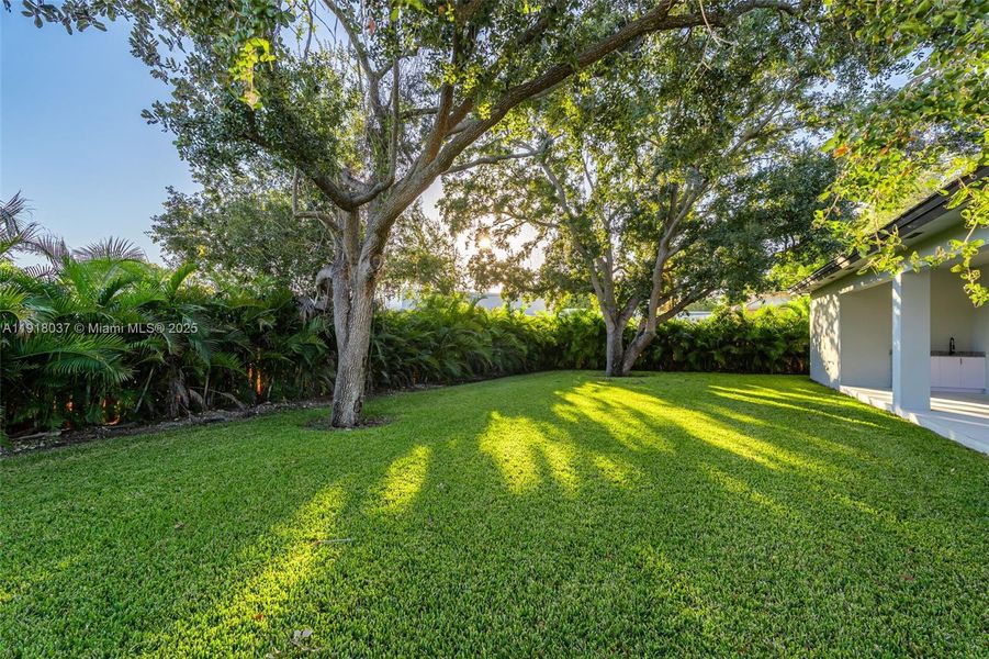 Exterior details and patio area of a home in , Cutler Bay (Image 59).
