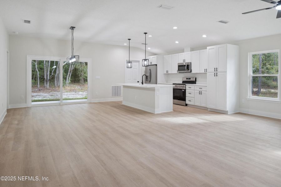 Spacious, unfurnished interior of a new home in , Florahome (Image 14).