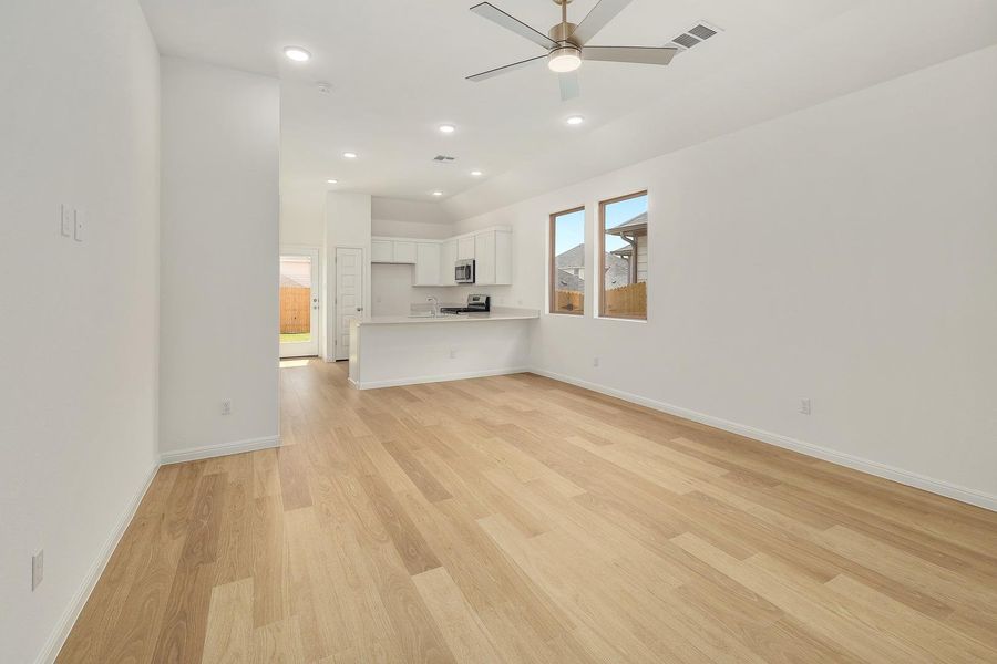 Spacious, unfurnished interior of a new home in Trinity Ranch, Elgin (Image 11). Spacious, unfurnished interior of a new home in Trinity Ranch, Elgin (Image 11).