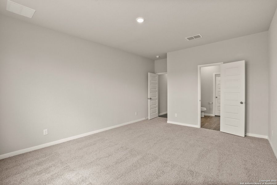 Spacious, unfurnished interior of a new home in Cinco Lakes, San Antonio (Image 15).